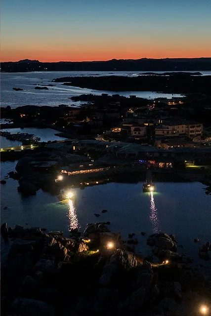Baia illuminata al tramonto — resort, Daniele Fiore